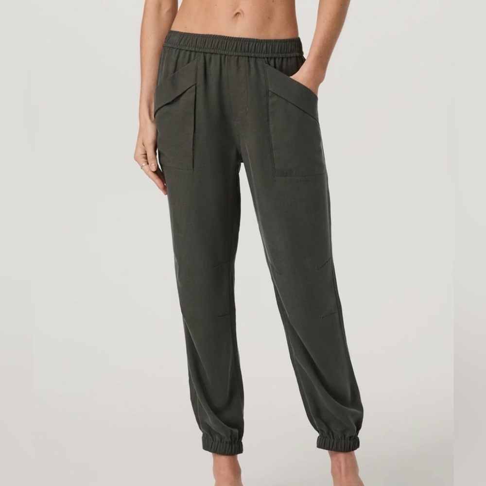 Vuori Trestles Elastic-Waist Cargo Joggers in Olive Green